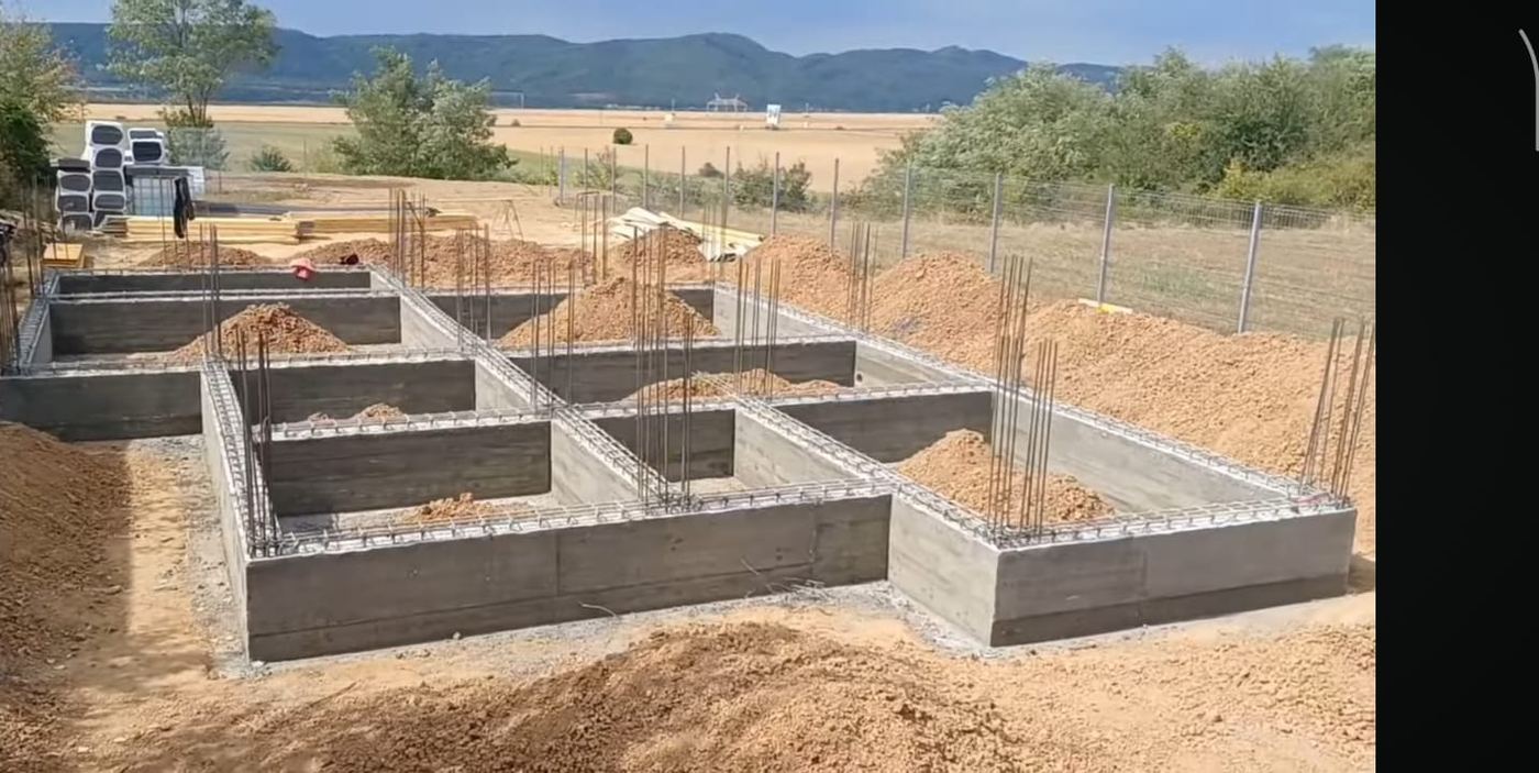 Strip footing formwork and reinforcement for monolithic construction